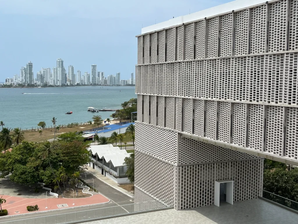 Fachada esmaltada blanca de la Escuela Naval Almirante Padilla en Cartagena, resistente al ambiente salino.